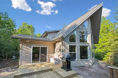 Image de Starry Night - Private 35-acre Tobermory retreat with trails, open-concept living, and close to attractions.