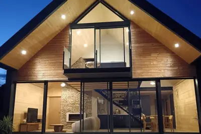 Image de Maison contemporaine avec vue imprenable et spa. \nEn haut du paradis