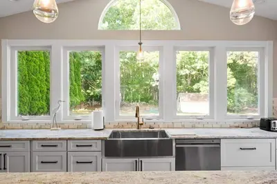 Image de New Build, Private Beach, Central Air, Big Yard, Firepit, Wine Bar