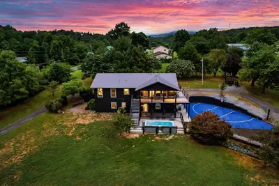 Image de Family Retreat! Swimming Pool! Theatre! Game Room! Basketball Court! !