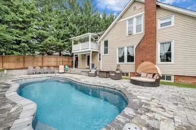 Image de 3 en suite bedrooms and a private heated pool.