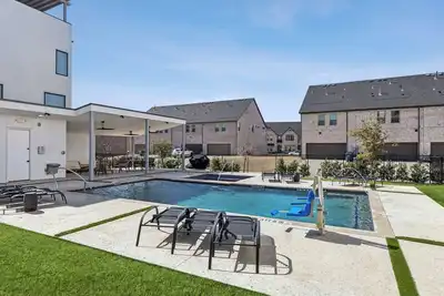 Image de Contemporary Luxury Smart Home with Rooftop Oasis