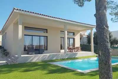 Image de Villa privative spacieuse avec piscine, secteur très calme