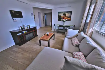 Image de Sunny 2bd with Parking & Balcony – Great Value!
