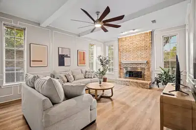 Image de Central Updated 4 beds 3 baths