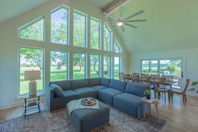 Image de Country Hilltop Retreat on 9. 5 Acres Near Kc & Overland Park Sleeps 10