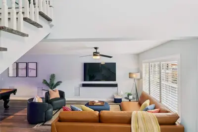 Image de Modern 5br Home I GameRoom & Workspace