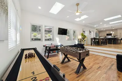Image de New! Fun&StylishHome inATL-Foosball, AirHockey, ShuffleBrd, Games, Bbq, HotTub, Firepit