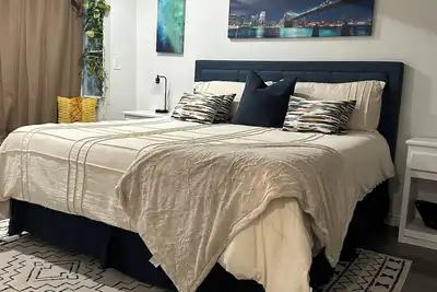 Image de Beautiful 4-bedroom king-size suite. Dallas home with cozy patio.