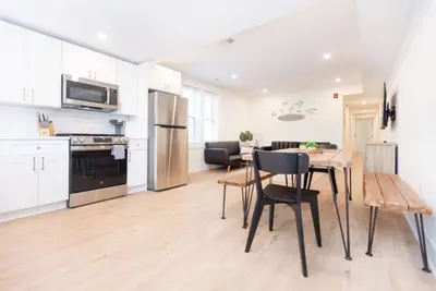 Image de 3 Bdr Renovated Condo | The Beach->1 block!