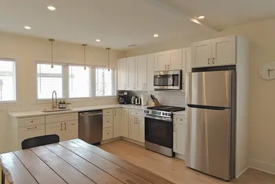Image de Steps to The Beach – 3 Bdr Condo + Parking