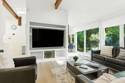 Image de 6 Bedroom Ranch Bungalow in Port Credit.
