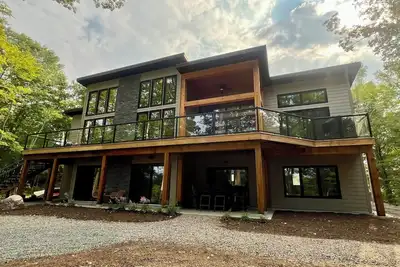 Image de Newly constructed beautiful modern 4 bedroom, 3. 5 bathroom lakehouse in Mactier