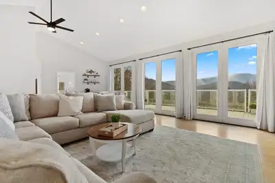 Image de Near Asheville: Bright, Mountain Views, Pool Table, Peaceful, Relaxing