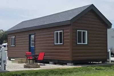 Image de Enjoy cabin #65 at Heritage Acres Park with swimming, splash pad & more!