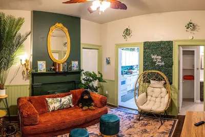 Image de The Jungle Nook: Themed, Steps to Forsyth, King Bed, Grill, Games, Picnic Basket