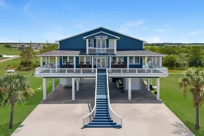 Image de Spacious Bayfront home