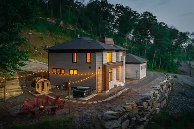 Image de Luxe Forest Retreat| HotTub| Sauna| PoolTable|View