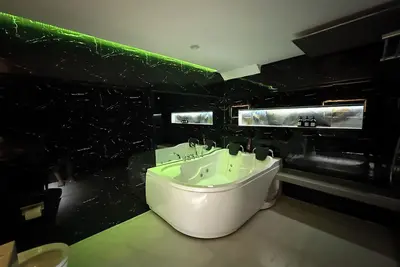 Image de Kandi Posh 2 Br Private Jacuzzi Free Housekeeping 500 Mbps