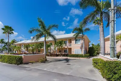 Image de Escape to Kailegría, a renovated 2br, 2ba condo in Cayman Kai’s Kaibo Yacht Club