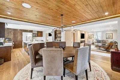 Pet Friendly Herty House (Upper Level Only)