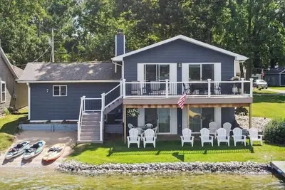 Image de Blue Bungalow - Charming Lakefront Cottage in Canadian Lakes - Sleeps 8