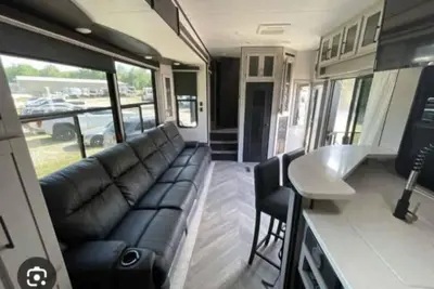 Image de Gold Rush Historic Location with Luxurious Recreational Vehicle with Porch