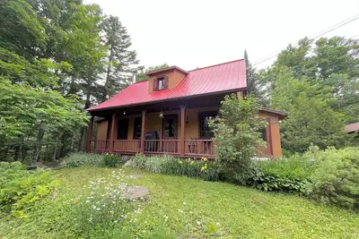 Image de Maison canadienne typique – Charme et nature à St-Adolphe