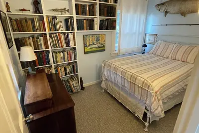 Image de Charming 3-bedroom cottage in Westerly footsteps from the water