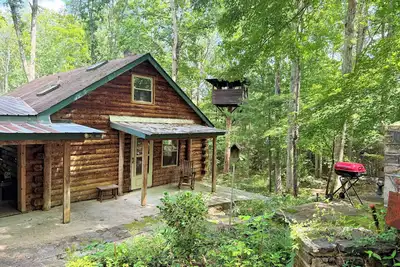 Image de 3 Br Log Cabin & 14 acres of private forest; short drive from New Castle and At