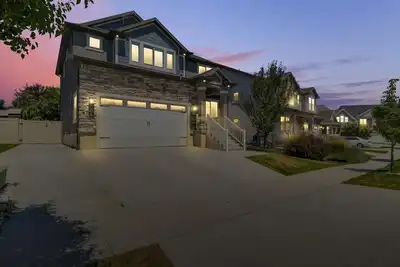 Image de 30+ Day Heaven! Pets! Garage! Fenced Yard! Parks!