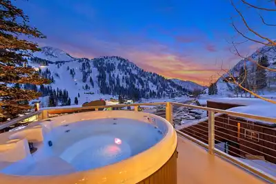 Image de Enjoy pure luxury in Alta in this Contemporary Condominium with Hot Tub