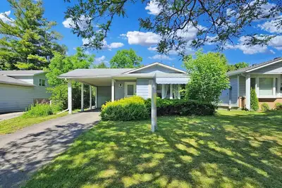 Image de Newly Renovated 4-bedroom single House near Uw