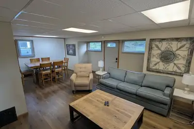 Image de Massive 2-bedroom lower unit with fast Wi-Fi & in unit washer/dryer