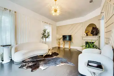 Image de Renovated Atl Home 2 Mi to Mercedes-Benz Stadium!