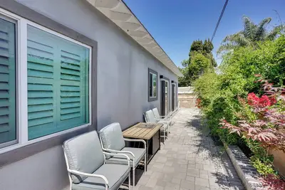 Image de 2 Mi to Disneyland: Home w/ Furnished Patio!