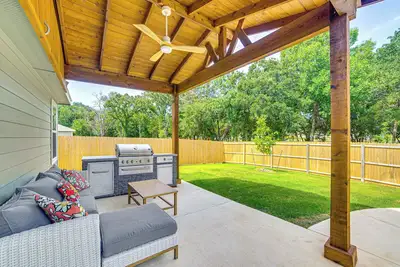 Image de ~ 10 Mi to Dallas Hospitals: Stylish Home w/ Yard!