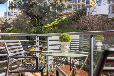 Image de Offering a blend of comfort and convenience, located just 5 minutes from Perth's Cbd and the Convention Centre. Nestled behind the lush greenery of Kings Park, guests can enjoy peaceful scenery from the balcony yet be close enough to the city!