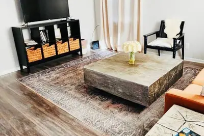 Image de Cozy Arose- walk to the square and trails!