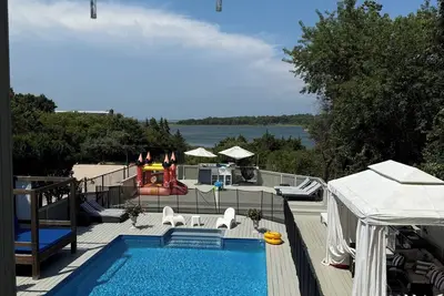 Image de Private resort/home in Southampton with private beach pool volleyball.