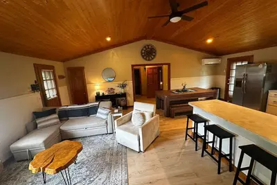 Image de Bixby Cove 4-bedroom cottage with Ac in Porum and plenty of outdoor space!