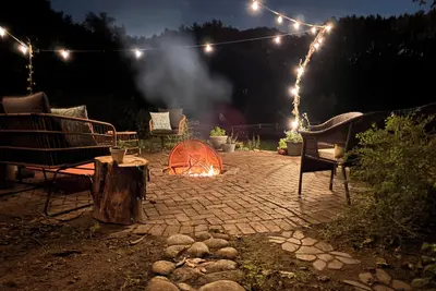 Image de 2 Acres of Peace-Walk to Fun- Restaurants, Bars, Shops-River at Back or Property