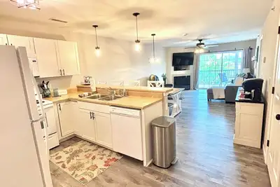 Image de Stunning Lakeside Condo @ Highland Shores