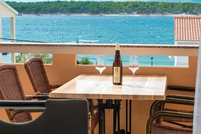Image de Appartement de deux chambres avec le balcon et la vue sur le mer Banjol, Rab (A-24825-c)