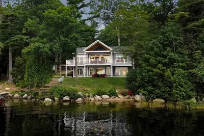 Image de Elegant lakefront home near Bar Harbor & Acadia with modern kitchen, lake views