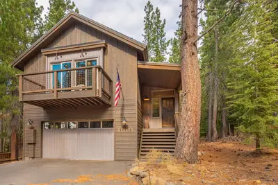 Image de Spacious Designer Home with Large Kitchen, Two Decks, Near Lake, Ski Resort