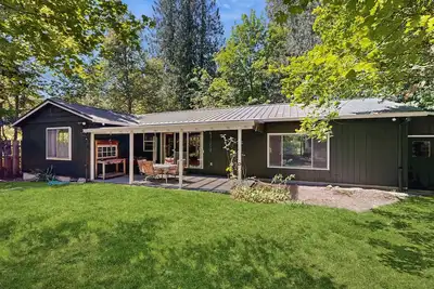 Image de Spacious home with full kitchen, wifi, private backyard & grill