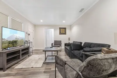 Image de Newly Remodeled Home Close to many Attractions