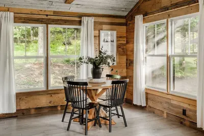 Image de 2 Bedroom Cabin with Pickleball Court, Sectional Couch and Outdoor Dining