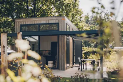 Image de Experience luxury and nature at the Reeëndal Lodge on the Veluwe! With 1 bedroom, 1 sleeping loft, and a fully equipped kitchen, you can completely unwind in the lovely private hot tub.